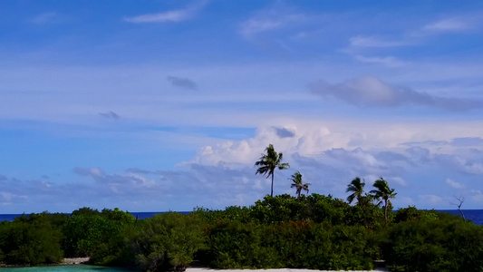 以蓝环礁湖和清洁沙土背景进行豪华海湾海滩航行的无人驾驶视频