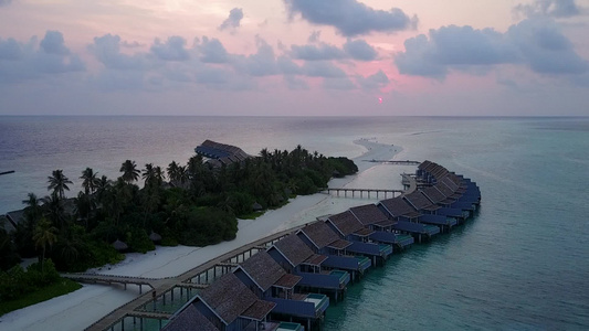 以白沙为背景的松绿海平息岛屿海滩间休息的空中旅游视频