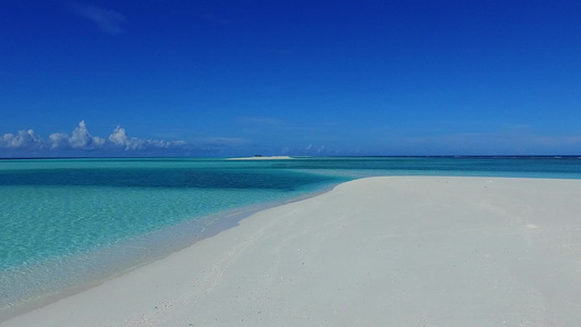 以白色沙滩背景的蓝海为目的地旅游海滩时间在蓝色海中视频