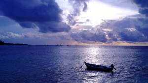 以蓝海和浅沙背景打破海滩的奇异旅游景象观光场9秒视频