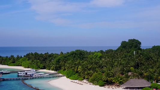 以蓝水和浅沙背景呈现的奇异旅游海滩生活方式的景象视频