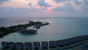 以白色沙子背景的水蓝色环礁湖为休养度假胜地海滩旅程13秒视频