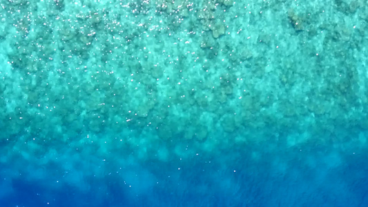 以蓝海和白沙地背景打破海底海滩的无人驾驶飞机空中飞行视频