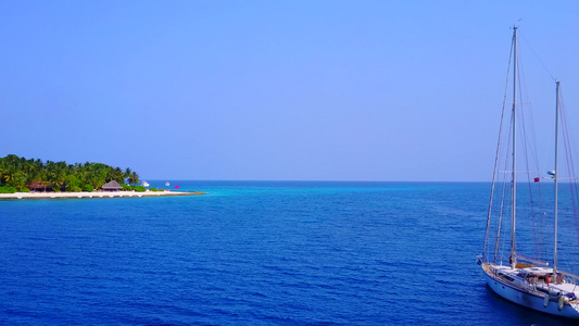 乘坐豪华环礁湖海滩时间的空中旅行蓝海和白沙背景视频