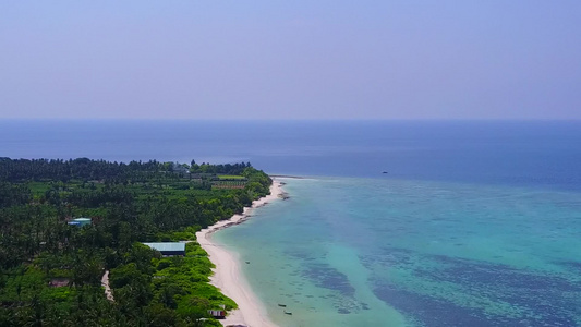 透明海洋和白沙背景下宁静海岸线海滩冒险的空中无人机视频
