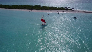通过清水和白色沙滩背景的清水完美海岸海滩时间的空中13秒视频