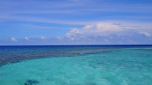 蓝色海洋和亮沙背景下热带海湾海滩度假的空中海景视频