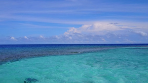 蓝色海洋和亮沙下热带海湾海滩度假海景10秒视频