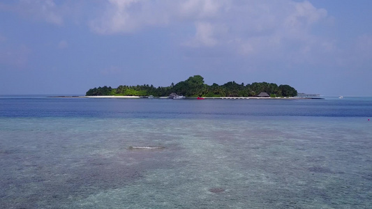 蓝色环礁湖和白色沙滩背景的热带热带旅游天空间断海滩视频