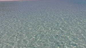 透明大海和干净沙质从俯瞰美丽海滨海滩12秒视频
