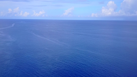 蓝绿色泻湖和白沙背景热带旅游海滩旅行的无人机空中摘要视频