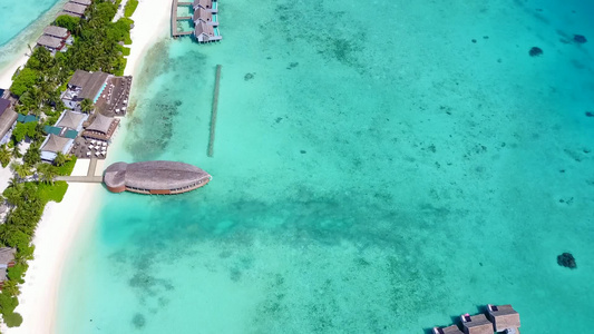 蓝海和清洁沙滩背景的热带海岸海滩假日的热带无人驾驶视频