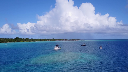 蓝海白沙背景的海洋海滨海滩之旅无人机风景视频