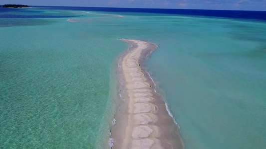 干净的沙质背景的蓝色海洋田园诗般的旅游海滩度假的空中视频