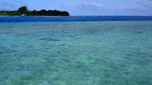 以蓝海和白色沙尘背景进行完美岛屿海滩冒险的空中无人驾驶视频