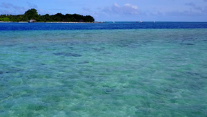 蓝海和白色沙尘背景的岛屿海滩冒险10秒视频