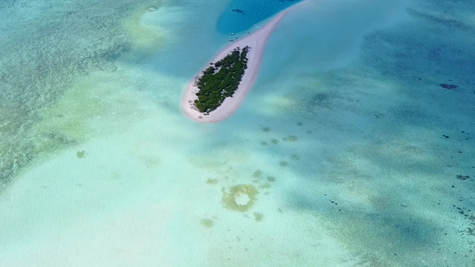 蓝海和白沙背景的宁静海滨海滩生活方式的空中无人驾驶视频