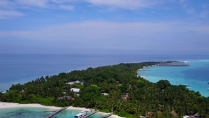 蓝海亮沙背景豪华海滨海滩度假鸟瞰海景10秒视频