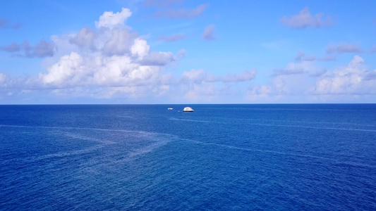 白沙背景透明海洋中田园诗般的旅游海滩生活方式的无人机视频