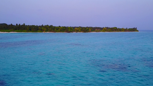 以白沙底蓝海为例的宁静海湾海滩假日空中风景景观视频