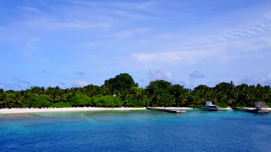 以清海和白沙为背景放松环礁湖海滩航行的空空性质视频