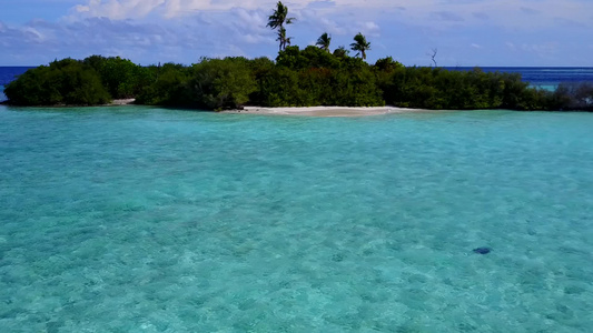 白沙背景浅海美丽旅游海滩之旅的空中质感视频