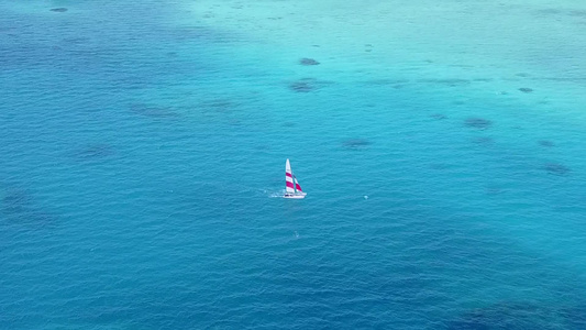 浅水白沙背景下的豪华度假村海滩空中无人机旅游视频