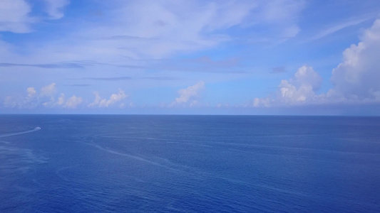 以绿绿水和白沙为背景的海滨探险观赏伊德利岛海滩上的视频