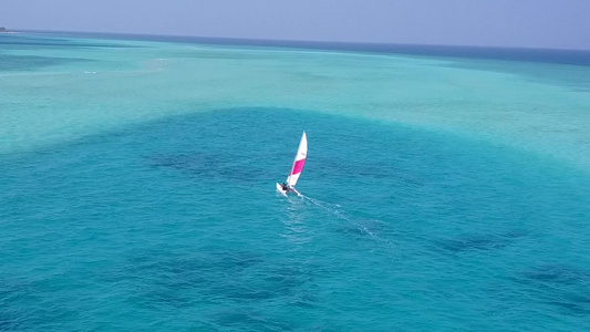 以清澈的海洋和干净的沙滩背景为完美旅游海滩探险的景象视频