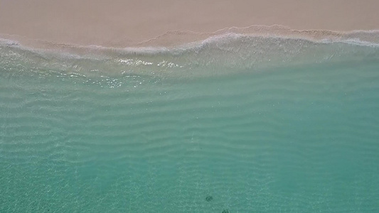 通过透明的环礁湖和清洁的沙土背景美丽的海滨海滩以透明视频