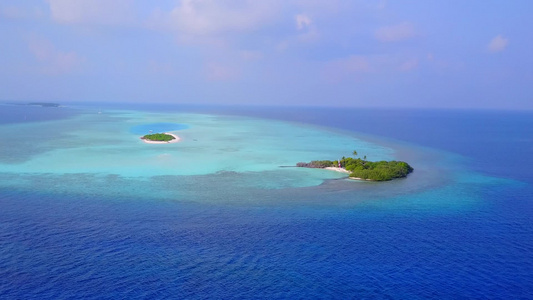 蓝色绿水和白色沙滩背景的美丽旅游海滩假日的空中无人驾驶视频