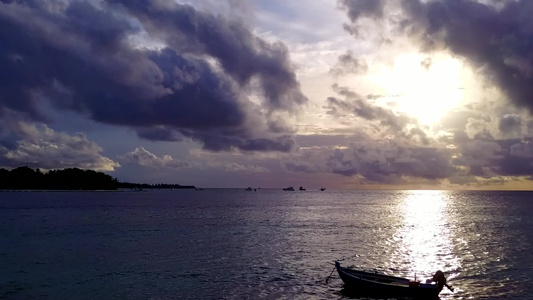 蓝海白沙背景热带海景海滩度假的无人机天空视频