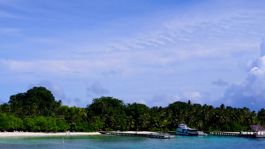 白沙背景蓝海宁静海岸海滩的空中无人机全景视频