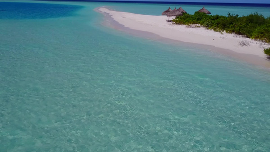 白沙背景浅海天堂海景海滩之旅的鸟瞰海景视频