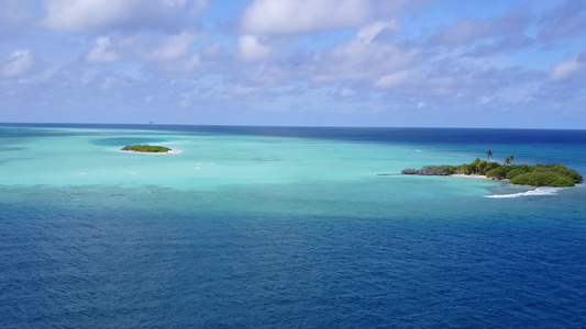 环礁湖海滩被松绿的环礁湖和干净的沙土背景打破视频