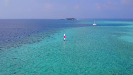 以蓝色环礁湖和白色沙滩背景为依地的环礁湖海滩风景视频
