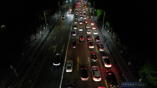 夜晚城市道路车辆航拍视频