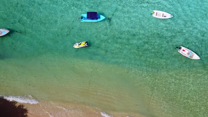 以清晰的环礁湖和白色沙滩背景进行宁静海滨海滩航行的10秒视频