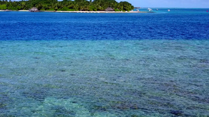 蓝色环礁湖和白色沙尘背景热带旅游海滩度假天空自然12秒视频