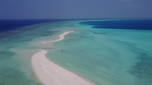 白沙背景蓝海美丽旅游海滩冒险的空中无人机全景视频