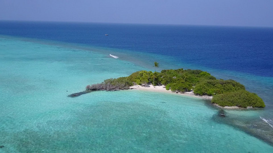 环礁湖海滩冒险旅行的无人驾驶无人驾驶飞机由白沙背景视频