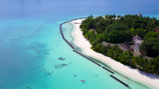 海洋湾海滩旅行的空中海景与干净的沙子背景的蓝水视频