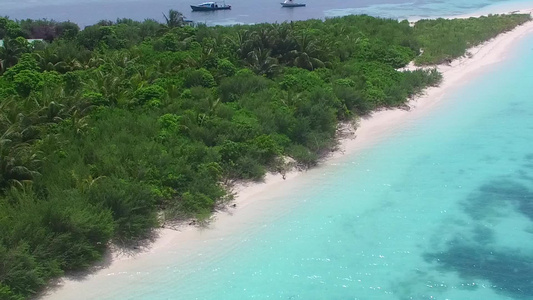 以白沙底蓝海为航程的清空海洋航行宁静海湾海滩的海景视频