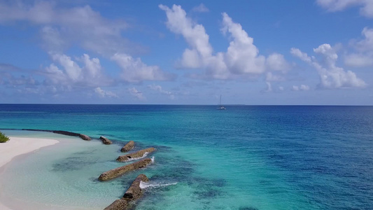 以浅水和白沙为背景的海滨探险之旅由浅水和白色沙滩背景视频