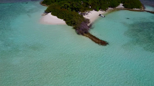 利用蓝海和白沙背景的蓝海空中无人驾驶飞机飞越海洋海岸视频