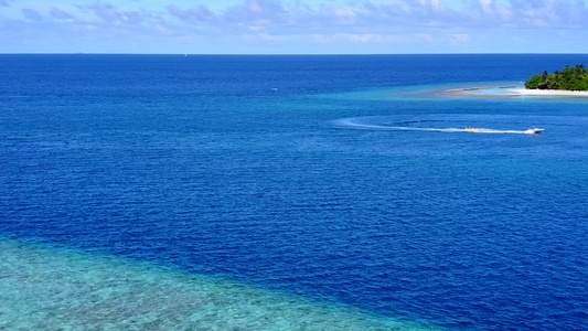 蓝色环礁湖和白色沙沙背景热带海岸海滩旅行的空中无人驾驶视频