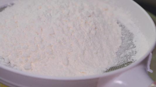黄油筛入面粉糖粉烘焙西点制作视频