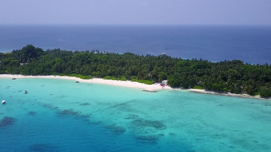 白沙背景蓝海完美度假海滩冒险的无人机景观视频