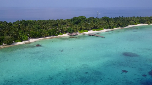 浅海白沙背景下异国情调海景海滩度假的无人机景观视频