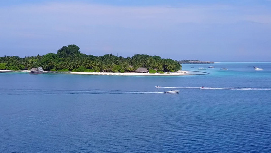 开放海滨海滩旅行的空中观视性质由具有白沙背景的透明视频